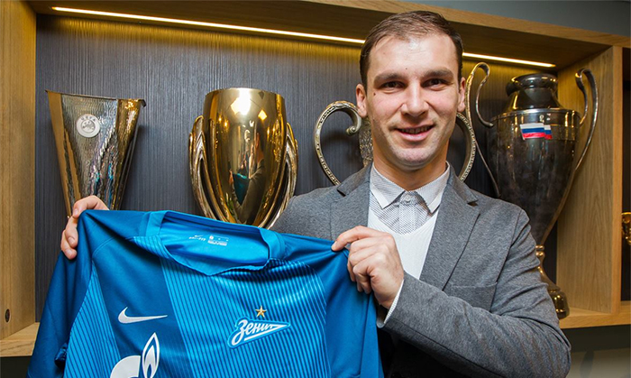 圣彼得堡泽尼特足球俱乐部宣布，球队签下了切尔西副队长伊万诺维奇。双方签约两年半。
